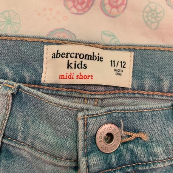 ✨NEVER WORN✨ super cute, kids 11/12 jean shorts! - Picture 3 of 3